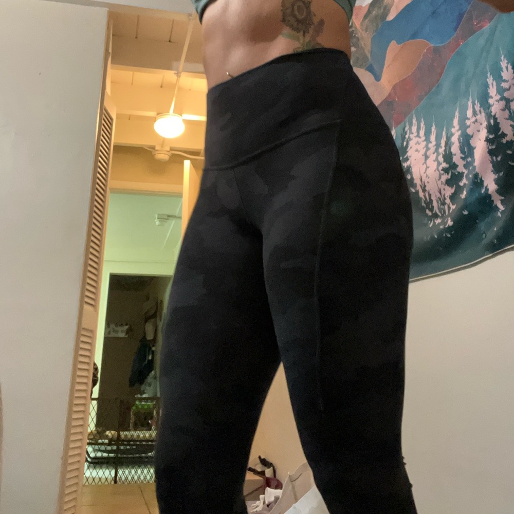 LULULEMON/ Align pant leggings w/pocket / black camo/ size 2/ 25”length
